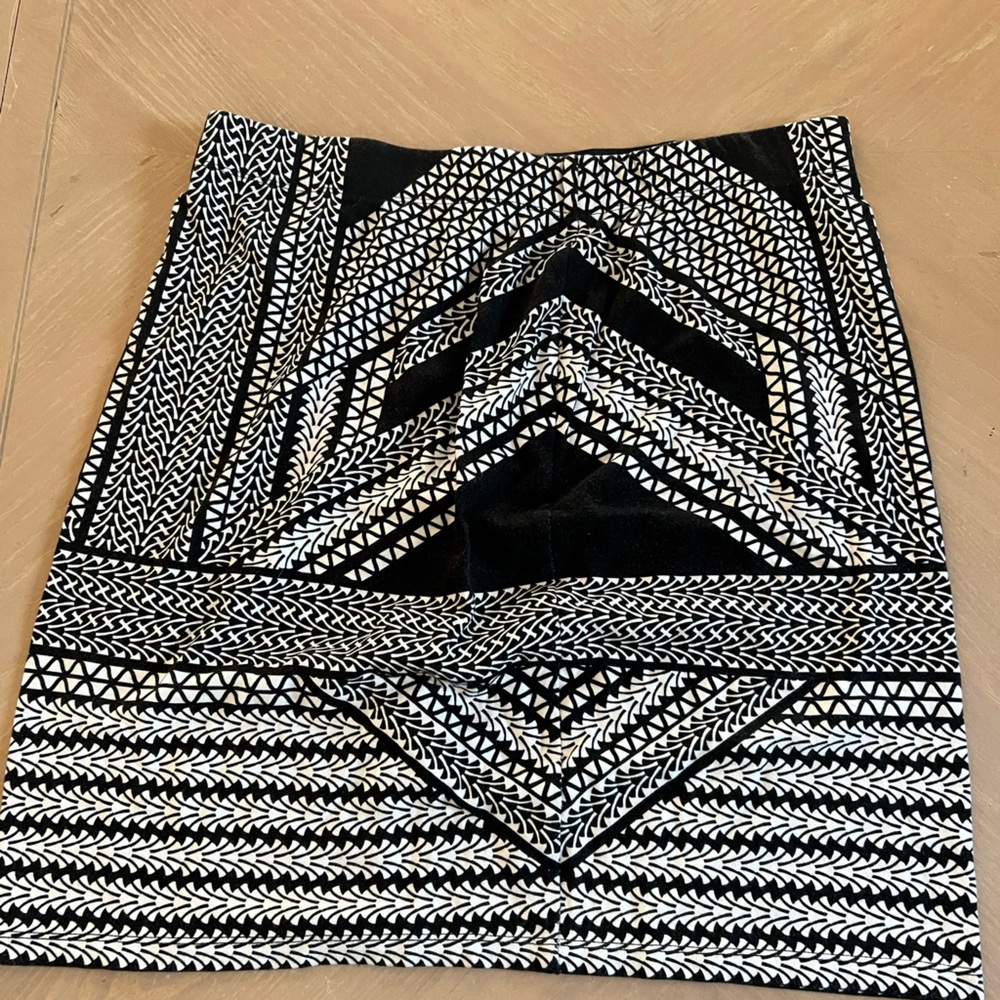 Max Studio Black & White Geo Print Mini Skirt